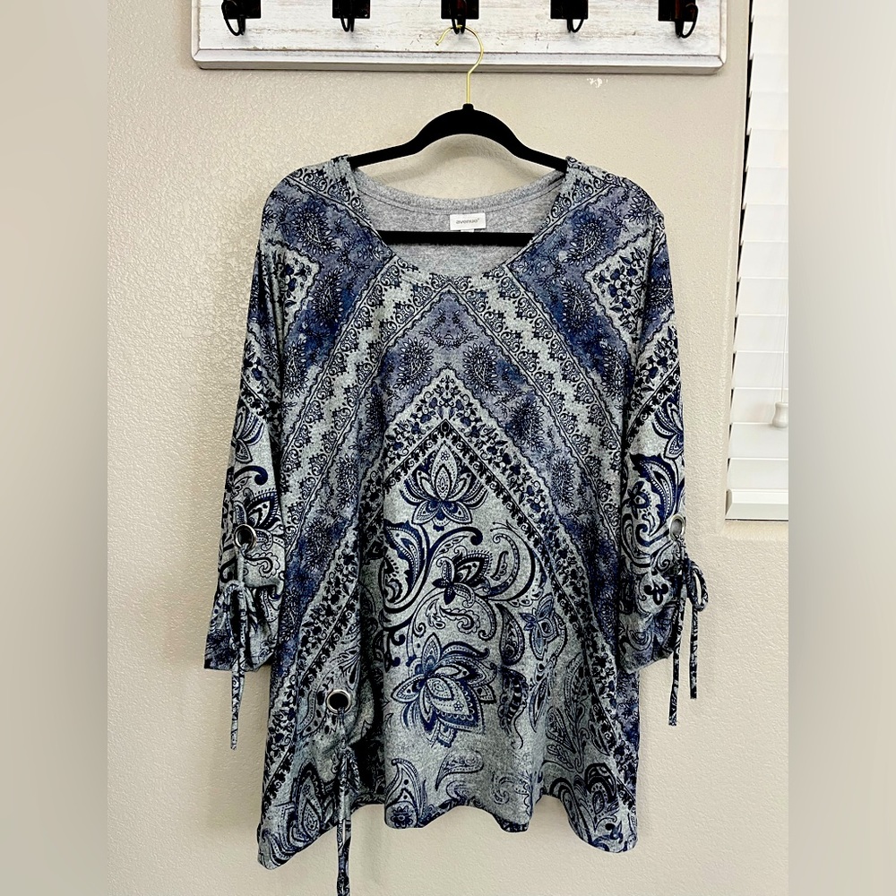 Blue/Grey print top• Avenue 26/28